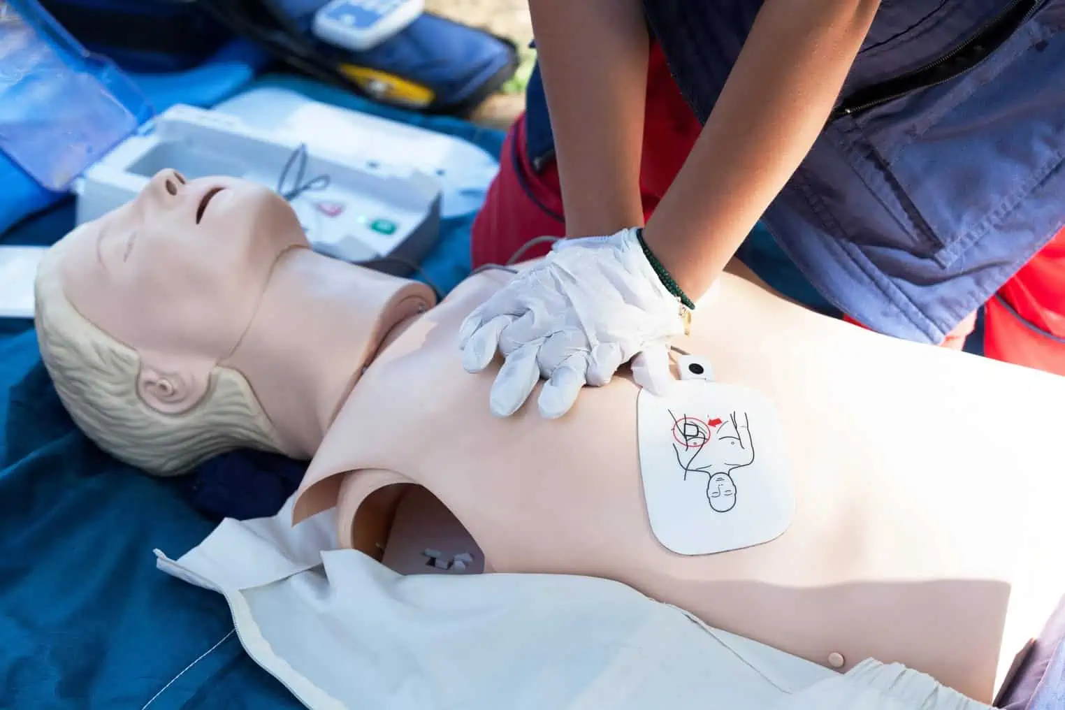 CPR course using automated external defibrillator device – AED Online Shop
